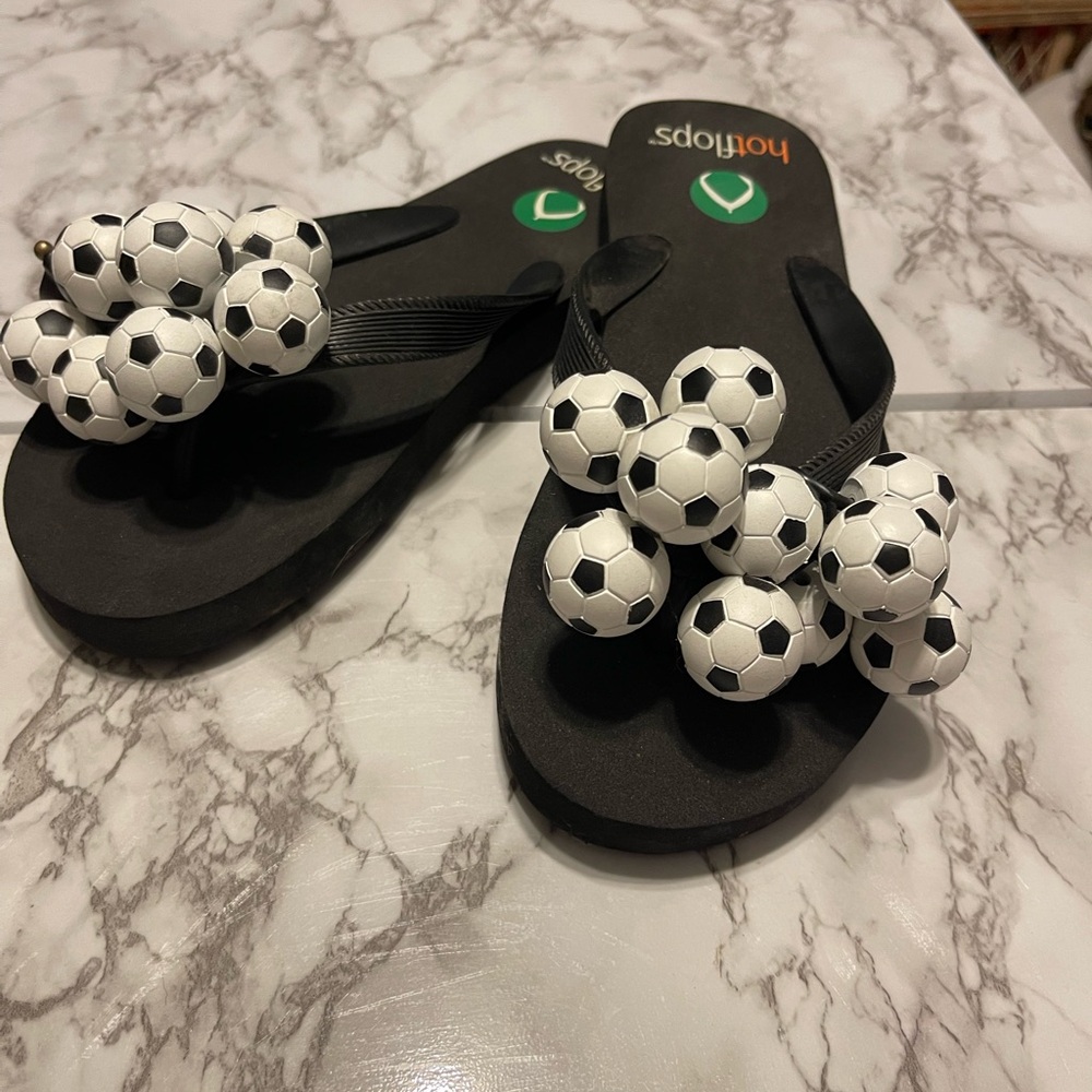 Super cute and fun women’s size 7 flip flops